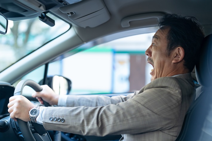 車を運転する男性