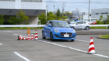 スラローム(実技講習会「ドライバーズセミナー 一般コース」)