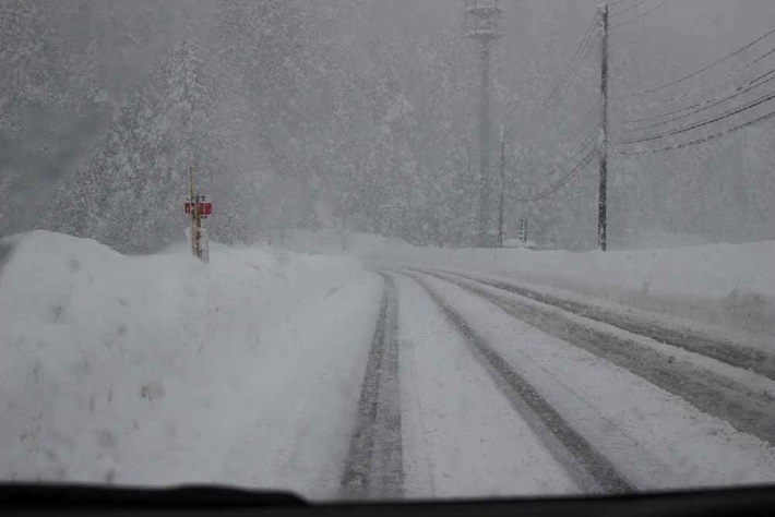 新潟県の雪道の画像