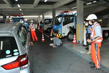 静岡女子会 ｊａｆレッカー車で吊り上げ作業体験をしました Jaf