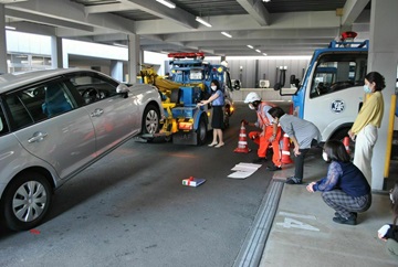 静岡女子会 ｊａｆレッカー車で吊り上げ作業体験をしました Jaf