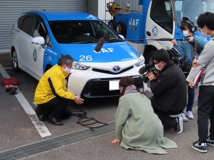 ブラックアイスバーンに注意 Nhk まるっと の取材を受けました Jaf ブラックアイスバーンに注意 Nhk まるっと の取材を受けました Jaf
