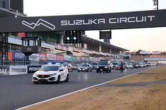 鈴鹿サーキットでマーシャルカー先導のもとサーキットクルーズ走行をしている写真